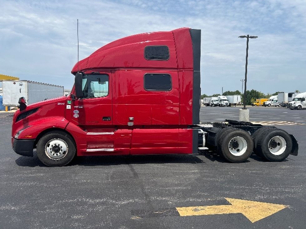 Sleeper Tractor-Heavy Duty Tractors-Volvo-2024-VNL64860-Lowell-AR-345,313\n\t\tmiles-$ 120,750 - Image 4