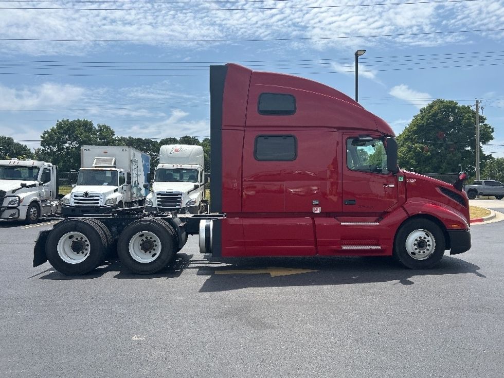Sleeper Tractor-Heavy Duty Tractors-Volvo-2024-VNL64860-Lowell-AR-345,313\n\t\tmiles-$ 120,750 - Image 8