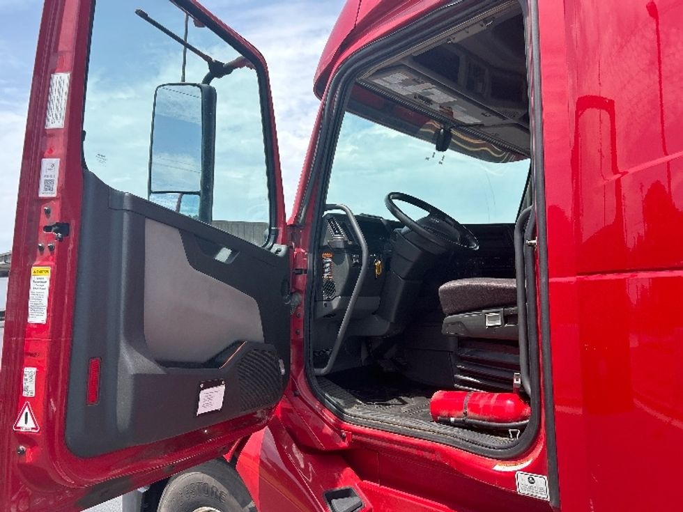 Sleeper Tractor-Heavy Duty Tractors-Volvo-2024-VNL64860-Lowell-AR-345,313\n\t\tmiles-$ 120,750 - Image 9