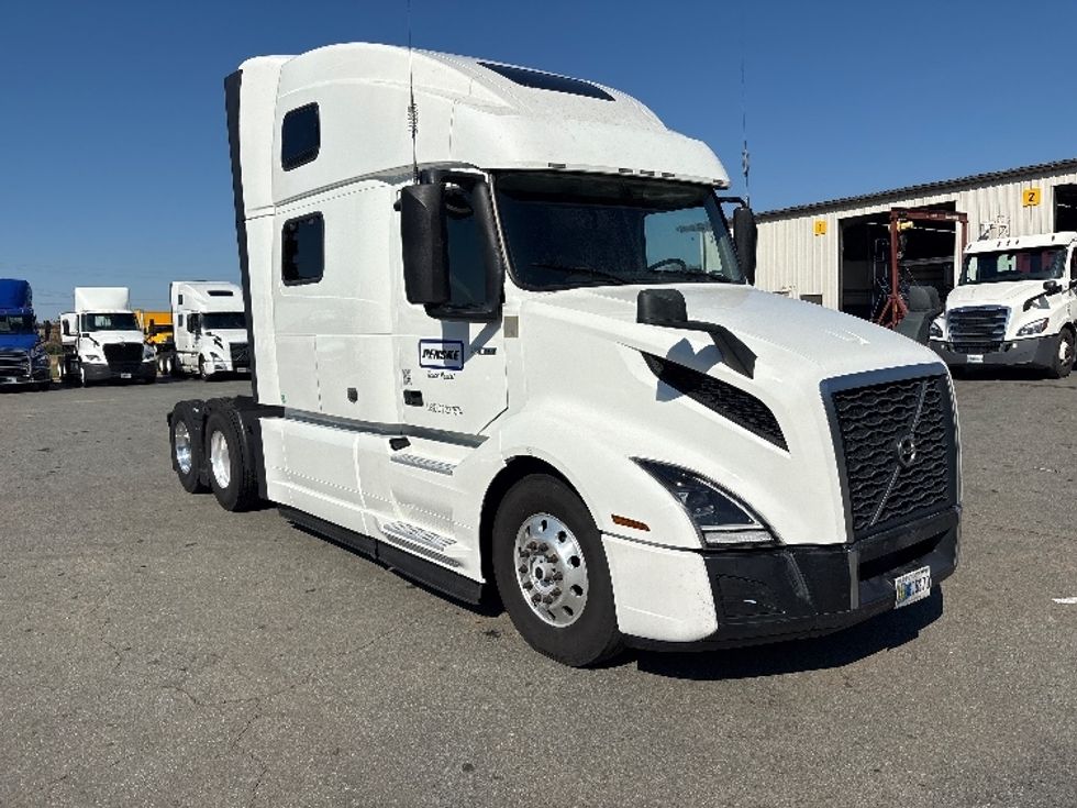 Sleeper Tractor-Heavy Duty Tractors-Volvo-2024-VNL64860-Mebane-NC-500,696\n\t\tmiles-$ 110,500 - Image 1