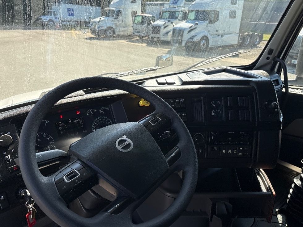Sleeper Tractor-Heavy Duty Tractors-Volvo-2024-VNL64860-Mebane-NC-500,696\n\t\tmiles-$ 110,500 - Image 10