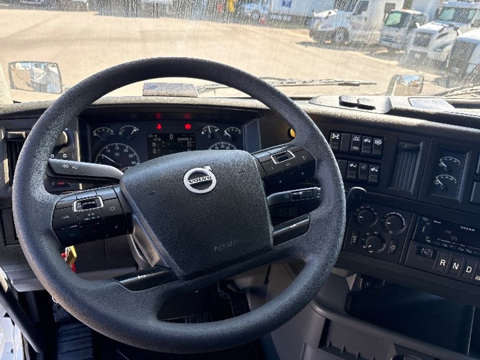 Sleeper Tractor-Heavy Duty Tractors-Volvo-2024-VNL64860-Mebane-NC-500,696\n\t\tmiles-$ 110,500 - Image 11