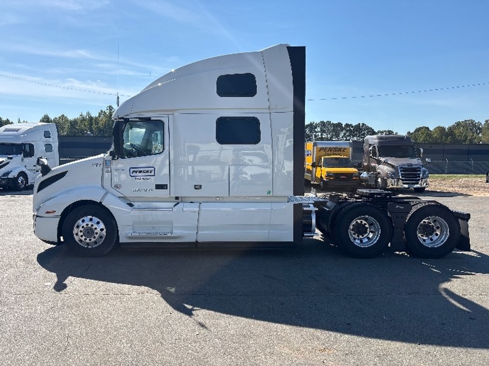 Sleeper Tractor-Heavy Duty Tractors-Volvo-2024-VNL64860-Mebane-NC-500,696\n\t\tmiles-$ 110,500 - Image 4