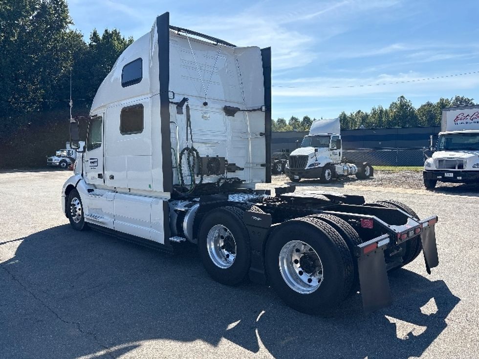 Sleeper Tractor-Heavy Duty Tractors-Volvo-2024-VNL64860-Mebane-NC-500,696\n\t\tmiles-$ 110,500 - Image 5