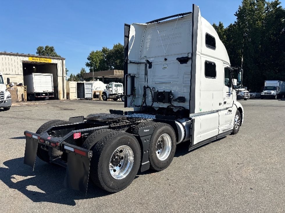 Sleeper Tractor-Heavy Duty Tractors-Volvo-2024-VNL64860-Mebane-NC-500,696\n\t\tmiles-$ 110,500 - Image 7