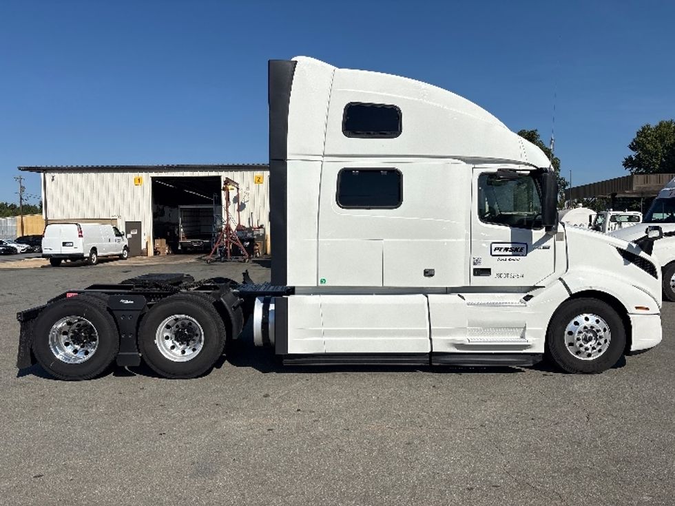 Sleeper Tractor-Heavy Duty Tractors-Volvo-2024-VNL64860-Mebane-NC-500,696\n\t\tmiles-$ 110,500 - Image 8