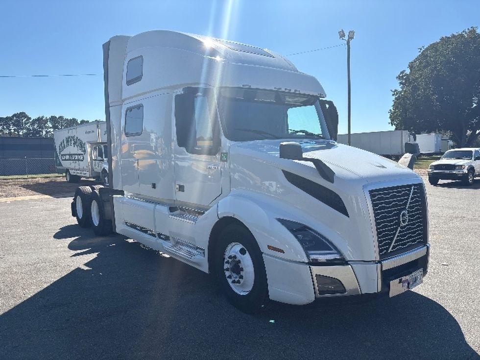 Sleeper Tractor-Heavy Duty Tractors-Volvo-2024-VNL64860-Mebane-NC-518,612\n\t\tmiles-$ 107,500 - Image 1