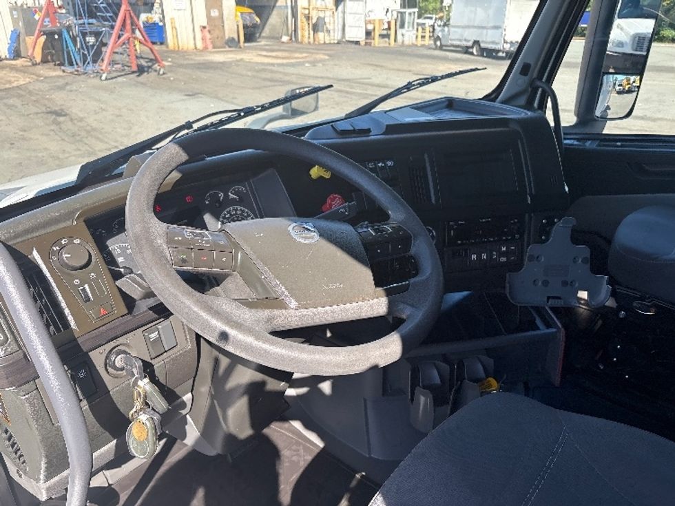 Sleeper Tractor-Heavy Duty Tractors-Volvo-2024-VNL64860-Mebane-NC-518,612\n\t\tmiles-$ 107,500 - Image 10