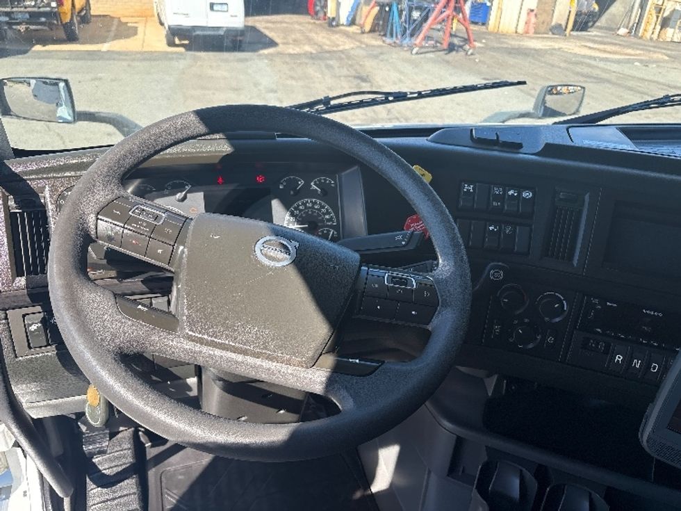 Sleeper Tractor-Heavy Duty Tractors-Volvo-2024-VNL64860-Mebane-NC-518,612\n\t\tmiles-$ 107,500 - Image 11