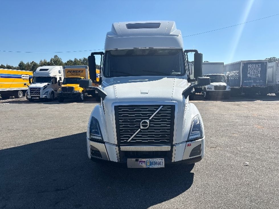 Sleeper Tractor-Heavy Duty Tractors-Volvo-2024-VNL64860-Mebane-NC-518,612\n\t\tmiles-$ 107,500 - Image 2