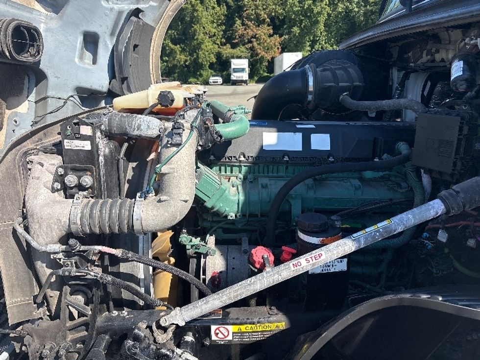 Sleeper Tractor-Heavy Duty Tractors-Volvo-2024-VNL64860-Mebane-NC-518,612\n\t\tmiles-$ 107,500 - Image 21