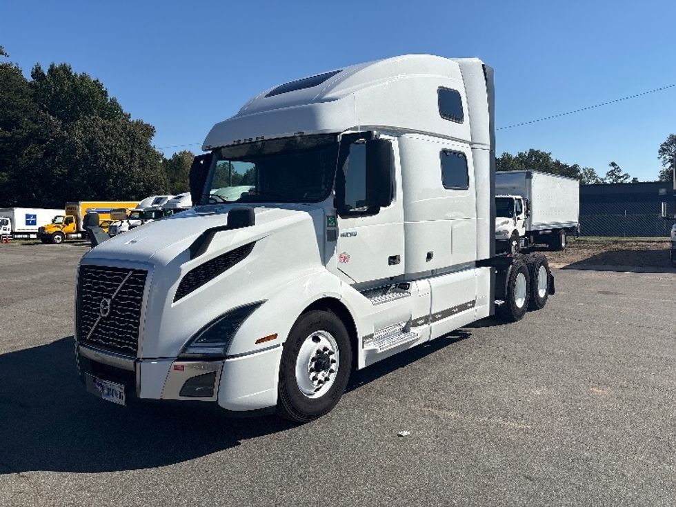 Sleeper Tractor-Heavy Duty Tractors-Volvo-2024-VNL64860-Mebane-NC-518,612\n\t\tmiles-$ 107,500 - Image 3