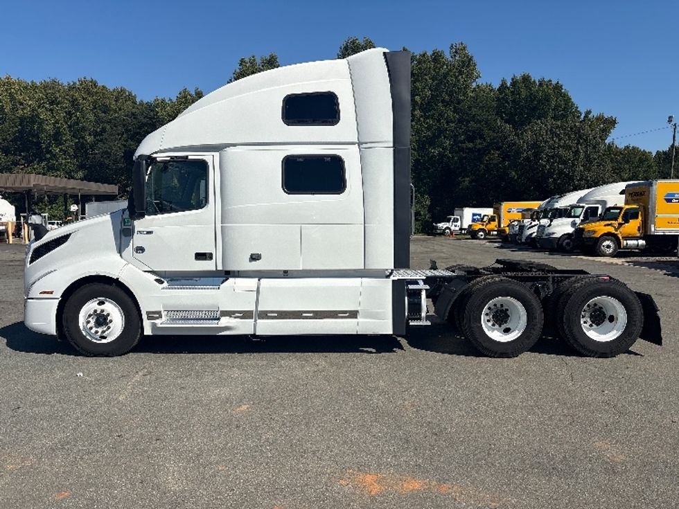 Sleeper Tractor-Heavy Duty Tractors-Volvo-2024-VNL64860-Mebane-NC-518,612\n\t\tmiles-$ 107,500 - Image 4