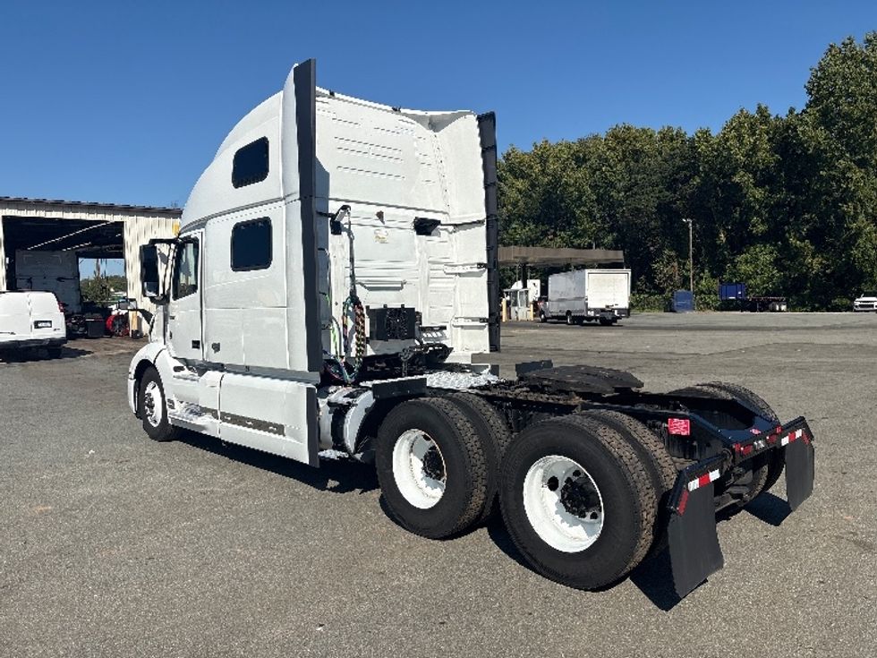 Sleeper Tractor-Heavy Duty Tractors-Volvo-2024-VNL64860-Mebane-NC-518,612\n\t\tmiles-$ 107,500 - Image 5
