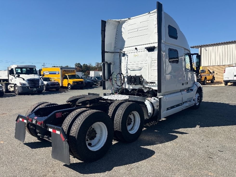 Sleeper Tractor-Heavy Duty Tractors-Volvo-2024-VNL64860-Mebane-NC-518,612\n\t\tmiles-$ 107,500 - Image 7