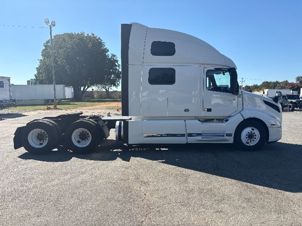 Sleeper Tractor-Heavy Duty Tractors-Volvo-2024-VNL64860-Mebane-NC-518,612\n\t\tmiles-$ 107,500 - Image 8