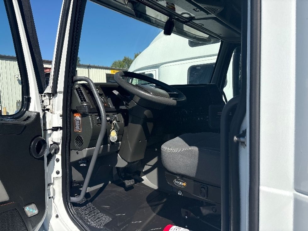 Sleeper Tractor-Heavy Duty Tractors-Volvo-2024-VNL64860-Mebane-NC-518,612\n\t\tmiles-$ 107,500 - Image 9