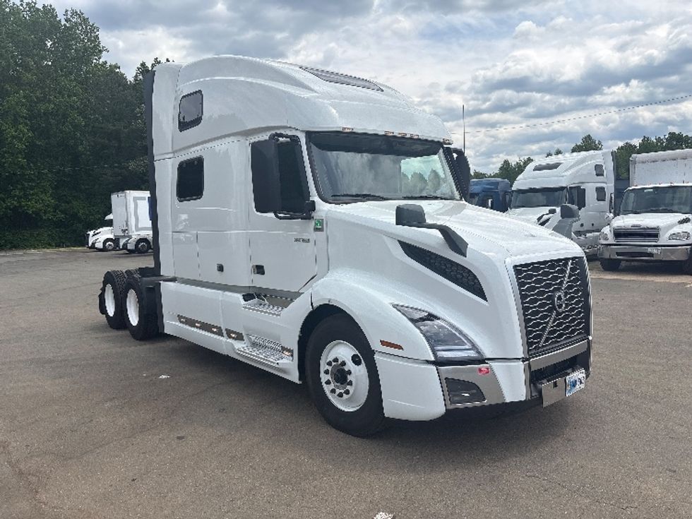 Sleeper Tractor-Heavy Duty Tractors-Volvo-2024-VNL64860-Mebane-NC-538,918\n\t\tmiles-$ 89,250 - Image 1