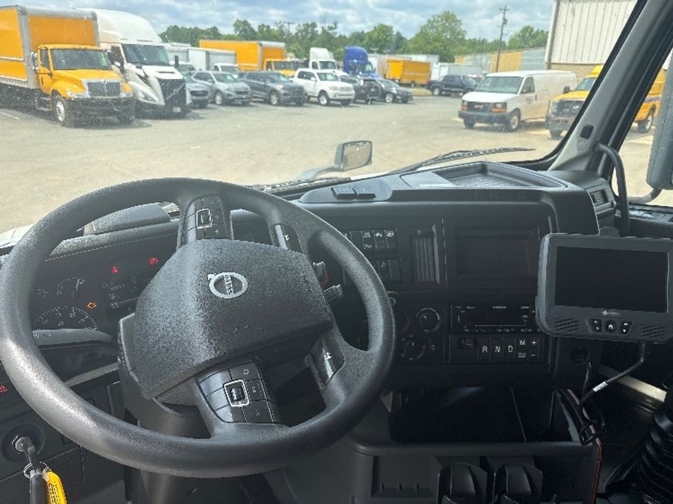 Sleeper Tractor-Heavy Duty Tractors-Volvo-2024-VNL64860-Mebane-NC-538,918\n\t\tmiles-$ 89,250 - Image 10