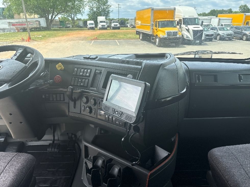 Sleeper Tractor-Heavy Duty Tractors-Volvo-2024-VNL64860-Mebane-NC-538,918\n\t\tmiles-$ 89,250 - Image 12