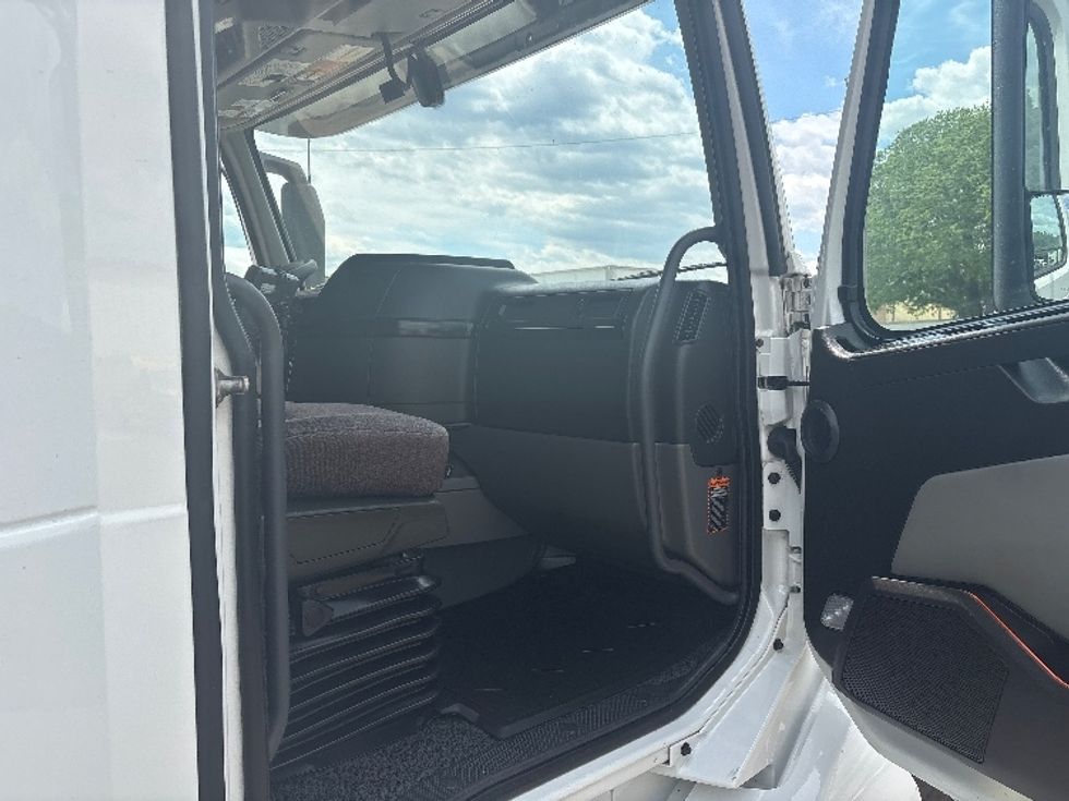 Sleeper Tractor-Heavy Duty Tractors-Volvo-2024-VNL64860-Mebane-NC-538,918\n\t\tmiles-$ 89,250 - Image 13