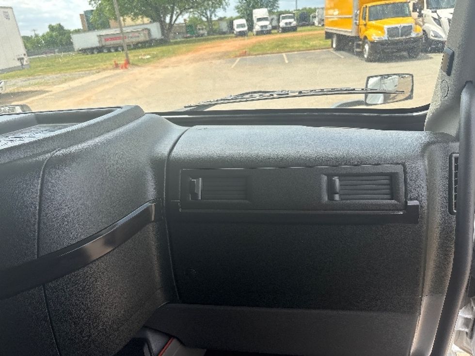 Sleeper Tractor-Heavy Duty Tractors-Volvo-2024-VNL64860-Mebane-NC-538,918\n\t\tmiles-$ 89,250 - Image 14