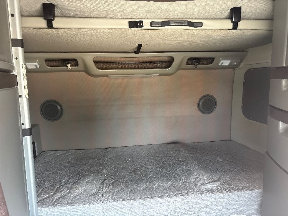 Sleeper Tractor-Heavy Duty Tractors-Volvo-2024-VNL64860-Mebane-NC-538,918\n\t\tmiles-$ 89,250 - Image 16