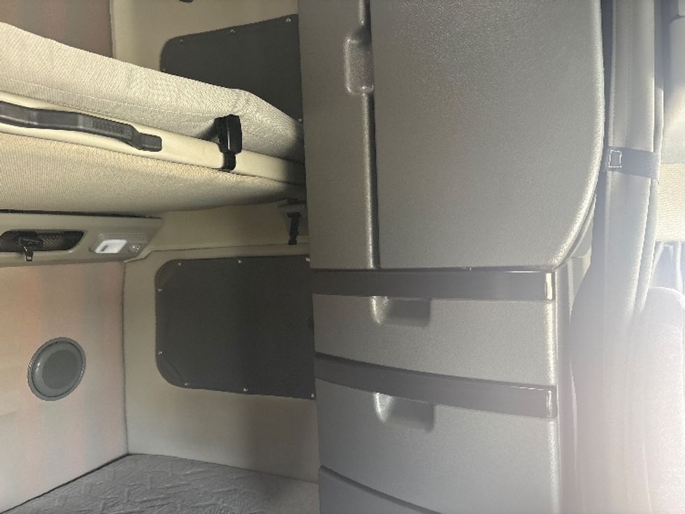 Sleeper Tractor-Heavy Duty Tractors-Volvo-2024-VNL64860-Mebane-NC-538,918\n\t\tmiles-$ 89,250 - Image 18