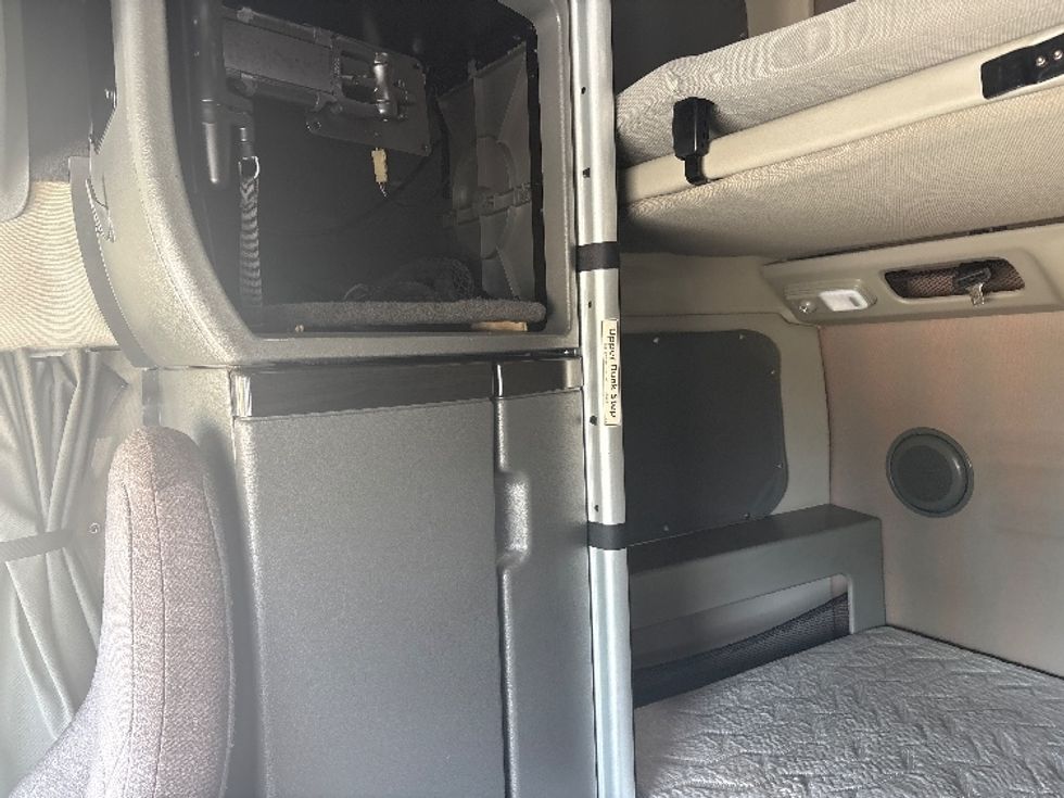 Sleeper Tractor-Heavy Duty Tractors-Volvo-2024-VNL64860-Mebane-NC-538,918\n\t\tmiles-$ 89,250 - Image 19