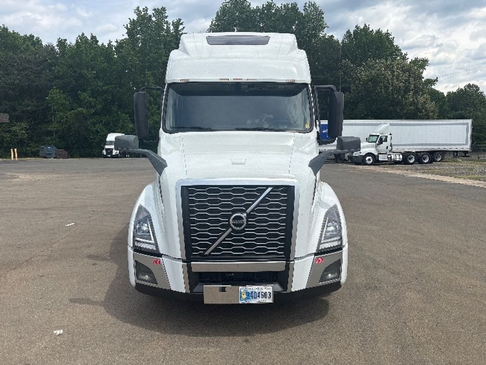 Sleeper Tractor-Heavy Duty Tractors-Volvo-2024-VNL64860-Mebane-NC-538,918\n\t\tmiles-$ 89,250 - Image 2