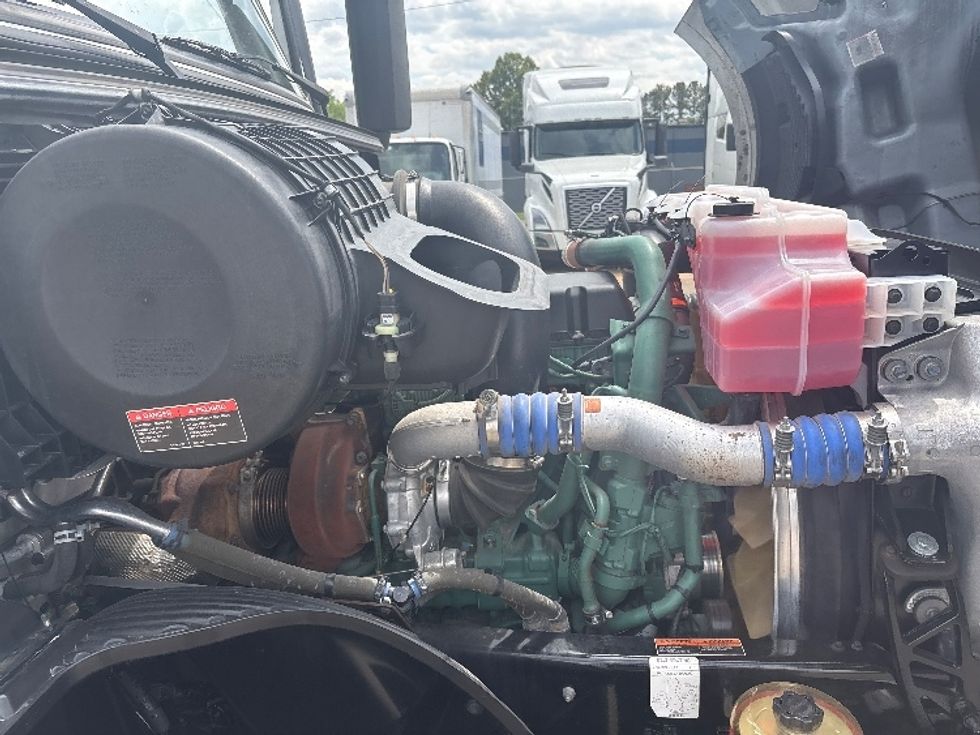 Sleeper Tractor-Heavy Duty Tractors-Volvo-2024-VNL64860-Mebane-NC-538,918\n\t\tmiles-$ 89,250 - Image 20