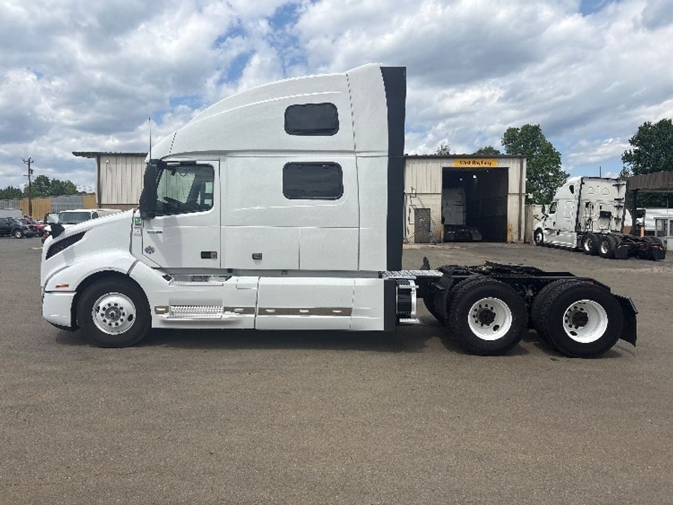 Sleeper Tractor-Heavy Duty Tractors-Volvo-2024-VNL64860-Mebane-NC-538,918\n\t\tmiles-$ 89,250 - Image 4