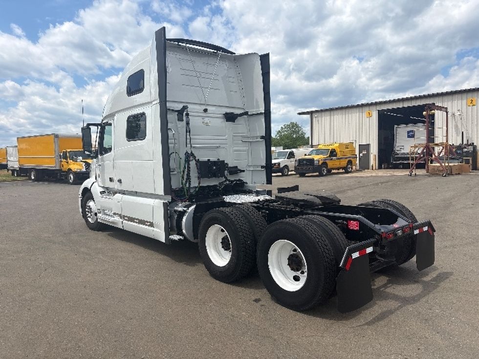 Sleeper Tractor-Heavy Duty Tractors-Volvo-2024-VNL64860-Mebane-NC-538,918\n\t\tmiles-$ 89,250 - Image 5
