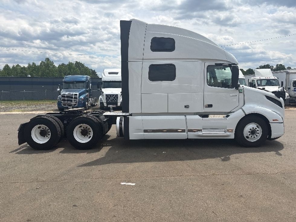 Sleeper Tractor-Heavy Duty Tractors-Volvo-2024-VNL64860-Mebane-NC-538,918\n\t\tmiles-$ 89,250 - Image 8