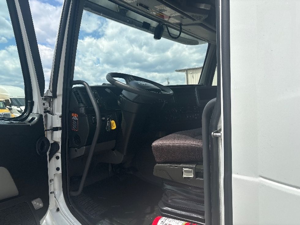 Sleeper Tractor-Heavy Duty Tractors-Volvo-2024-VNL64860-Mebane-NC-538,918\n\t\tmiles-$ 89,250 - Image 9