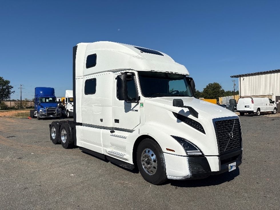 Sleeper Tractor-Heavy Duty Tractors-Volvo-2024-VNL64860-Mebane-NC-551,892\n\t\tmiles-$ 104,750 - Image 1