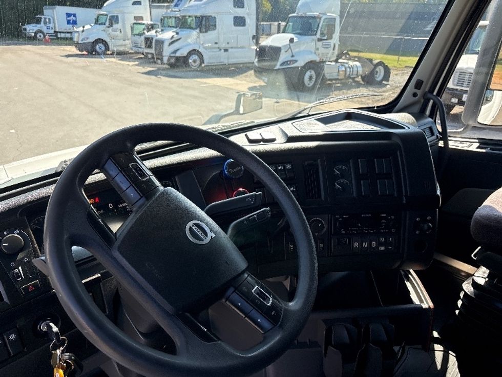 Sleeper Tractor-Heavy Duty Tractors-Volvo-2024-VNL64860-Mebane-NC-551,892\n\t\tmiles-$ 104,750 - Image 10