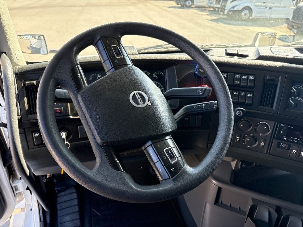 Sleeper Tractor-Heavy Duty Tractors-Volvo-2024-VNL64860-Mebane-NC-551,892\n\t\tmiles-$ 104,750 - Image 11