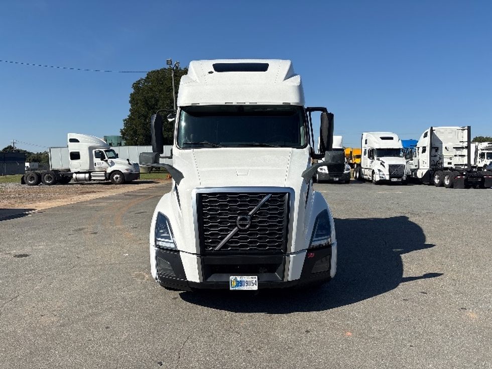Sleeper Tractor-Heavy Duty Tractors-Volvo-2024-VNL64860-Mebane-NC-551,892\n\t\tmiles-$ 104,750 - Image 2