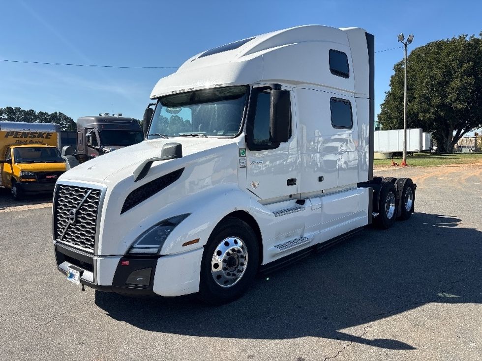 Sleeper Tractor-Heavy Duty Tractors-Volvo-2024-VNL64860-Mebane-NC-551,892\n\t\tmiles-$ 104,750 - Image 3