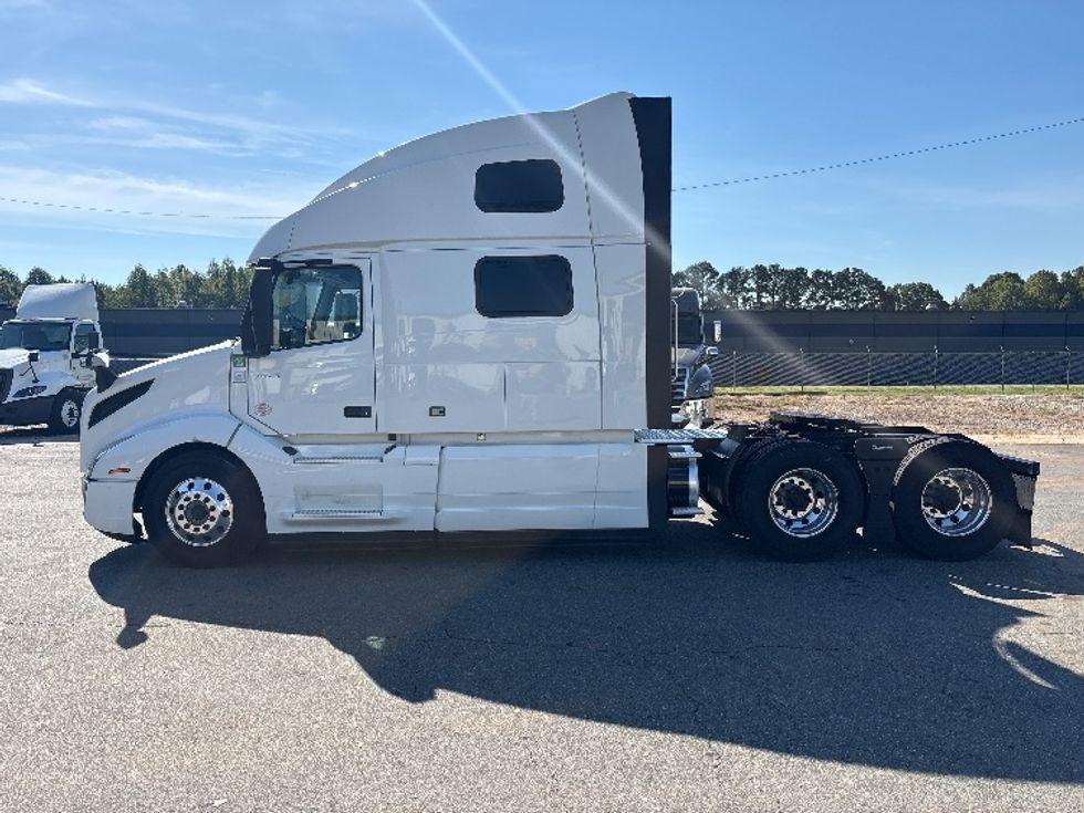 Sleeper Tractor-Heavy Duty Tractors-Volvo-2024-VNL64860-Mebane-NC-551,892\n\t\tmiles-$ 104,750 - Image 4
