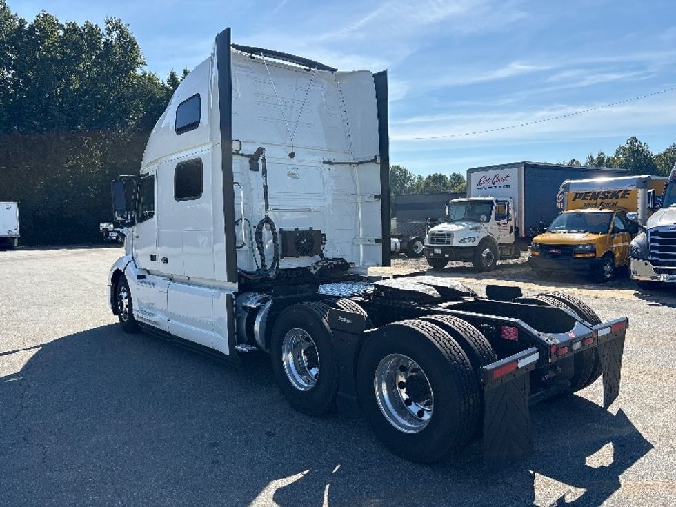 Sleeper Tractor-Heavy Duty Tractors-Volvo-2024-VNL64860-Mebane-NC-551,892\n\t\tmiles-$ 104,750 - Image 5
