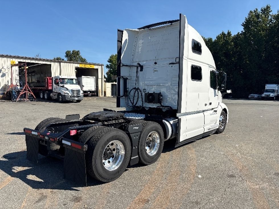 Sleeper Tractor-Heavy Duty Tractors-Volvo-2024-VNL64860-Mebane-NC-551,892\n\t\tmiles-$ 104,750 - Image 7