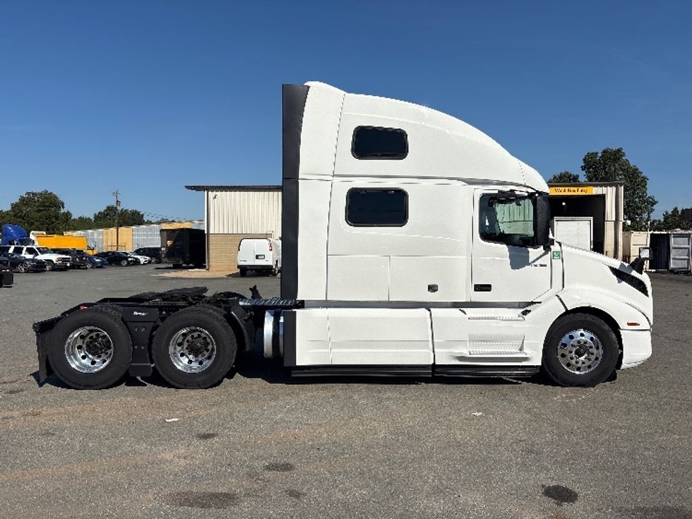 Sleeper Tractor-Heavy Duty Tractors-Volvo-2024-VNL64860-Mebane-NC-551,892\n\t\tmiles-$ 104,750 - Image 8