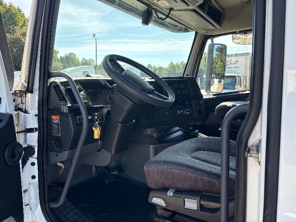 Sleeper Tractor-Heavy Duty Tractors-Volvo-2024-VNL64860-Mebane-NC-551,892\n\t\tmiles-$ 104,750 - Image 9