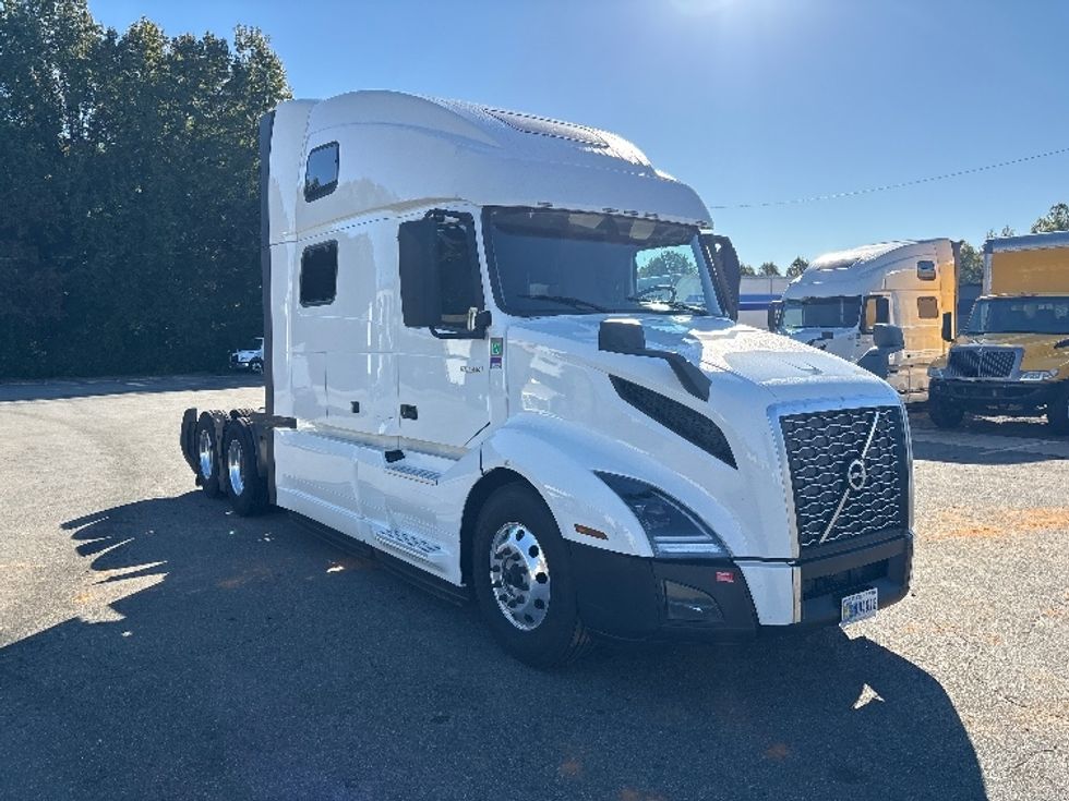 Sleeper Tractor-Heavy Duty Tractors-Volvo-2024-VNL64860-Mebane-NC-571,472\n\t\tmiles-$ 108,750 - Image 1
