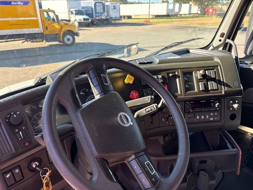 Sleeper Tractor-Heavy Duty Tractors-Volvo-2024-VNL64860-Mebane-NC-571,472\n\t\tmiles-$ 108,750 - Image 10