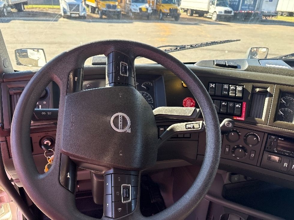 Sleeper Tractor-Heavy Duty Tractors-Volvo-2024-VNL64860-Mebane-NC-571,472\n\t\tmiles-$ 108,750 - Image 11