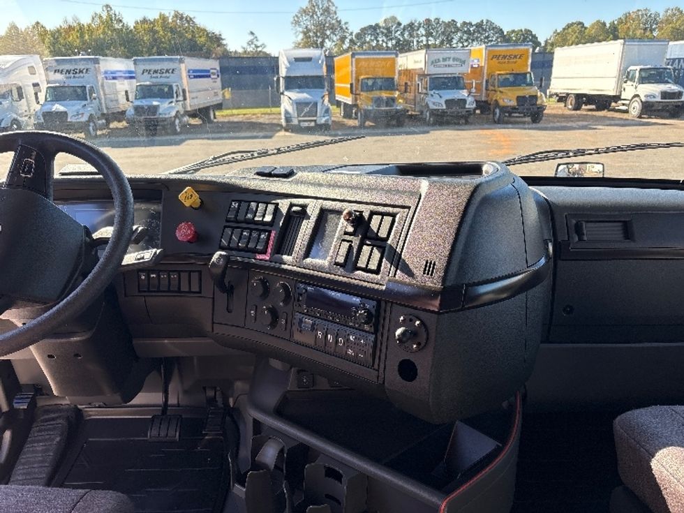 Sleeper Tractor-Heavy Duty Tractors-Volvo-2024-VNL64860-Mebane-NC-571,472\n\t\tmiles-$ 108,750 - Image 12