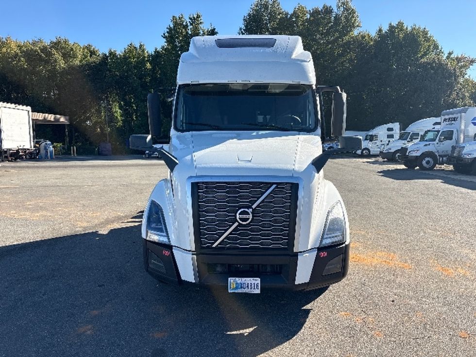 Sleeper Tractor-Heavy Duty Tractors-Volvo-2024-VNL64860-Mebane-NC-571,472\n\t\tmiles-$ 108,750 - Image 2